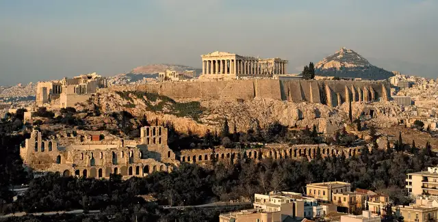 Взривно устройство избухна в центъра на гръцката столица Атина пред