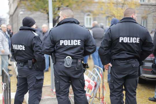 Четирима полицаи са задържани за приемане на подкуп при тестване