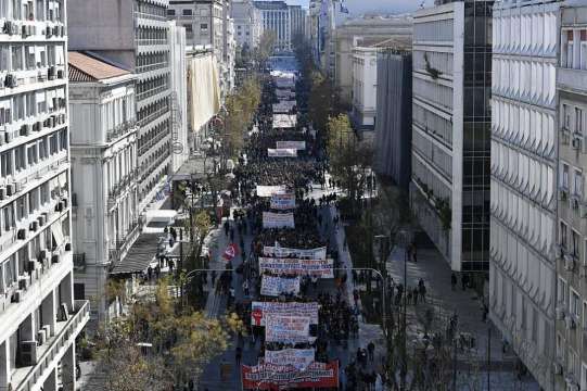 Сблъсъци между протестиращи студенти са избухнали тази сутрин в центъра на Атина съобщи