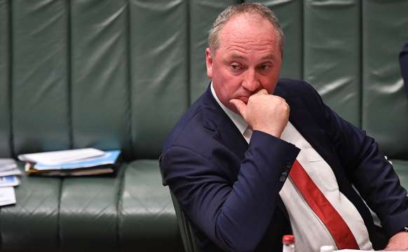 Депутатът в австралийския парламент Барнаби Джойс бе сгащен в неприятна
