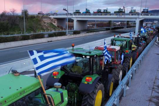 Протестиращите земеделски производители в Гърция решиха да продължат демонстрациите си