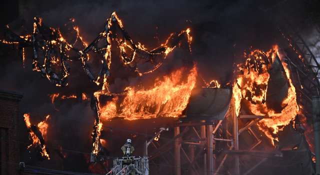 Огромен пожар пламна във фабрика за бои в индийската столица