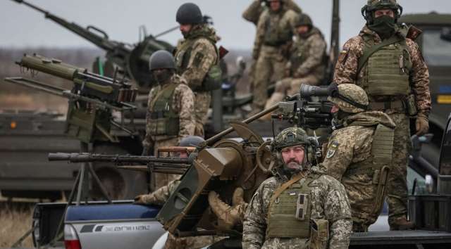 Украйна заяви че в обсадения фронтови град Авдеевка се водят