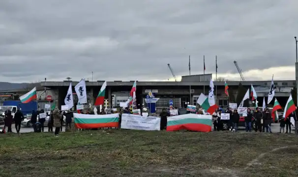 Членове и симпатизанти на политическа партия Възраждане блокираха пистанище Бургас Поводът
