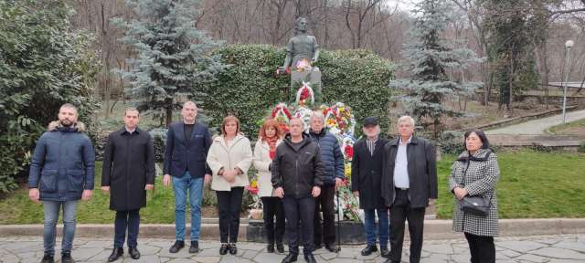 Председателят на БСП Корнелия Нинова и социалисти отдадоха почит към
