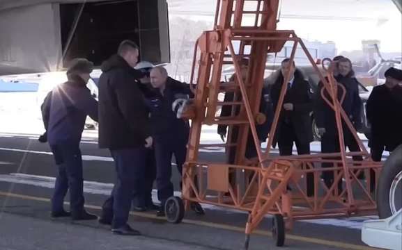 Руският президент Владимир Путин облече пилотска екип и седна на