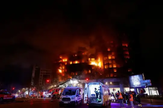 14 души са в неизвестност след пожар в многоетажен жилищен