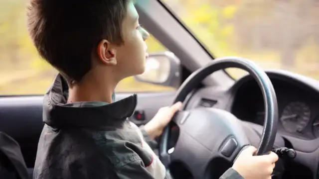 Отново заснет и разпространен клип на малолетно дете което шофира