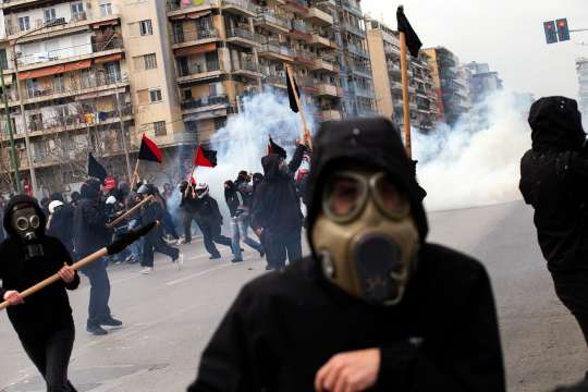 Сблъсъци между протестиращи и полицията избухнаха в Атина и Солун
