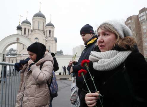 Стотици хора се събраха в Москва зад метални полицейски бариери