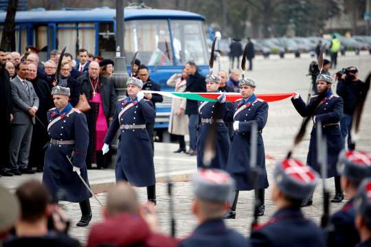 В центъра на София Националният трибагреник бе издигнат с военен