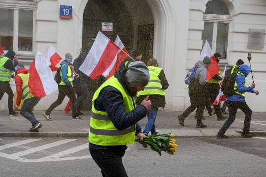 Протестиращи полски фермери влязоха в сблъсъци с полицията край сградата