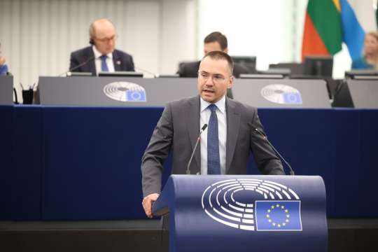 Днес българският представител в Европейския парламент Ангел Джамбазки призова министър председателя