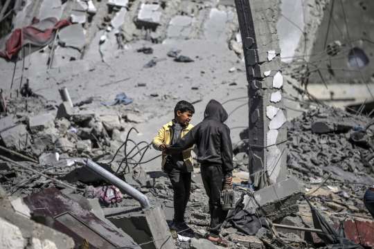 Най малко един служител на UNRWA беше убит а други 22