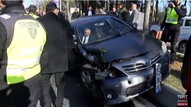 Автомобил с охранители от кортежа на турския президент Реджеп Ердоган