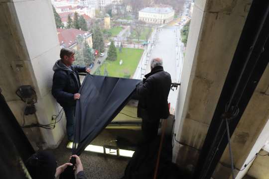 На патриаршеската катедрала Свети Александър Невски бе спуснат черен флаг