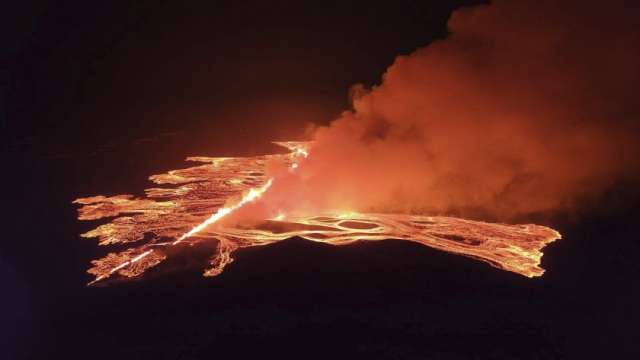 Потоци от лава осветиха нощта след изригването на вулкан в