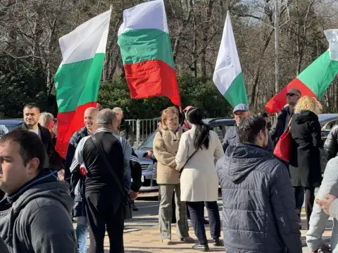 Във Варна се провежда протест срещу Законопроекта за енергия от