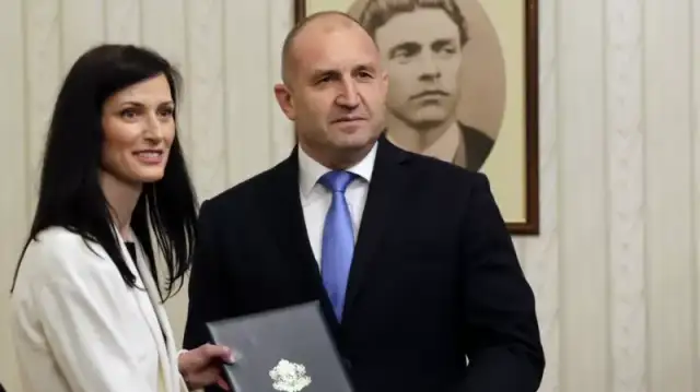 Румен Радев връчи първия проучвателен мандат на ГЕРБ СДС папката взе
