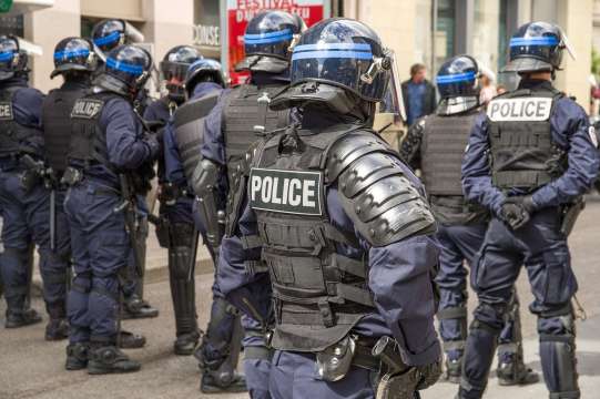 Френският министър председател Габриел Атал съобщи в неделя че Франция повишава