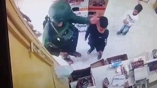Появиха се кадри как израелски войници нападат дете в град