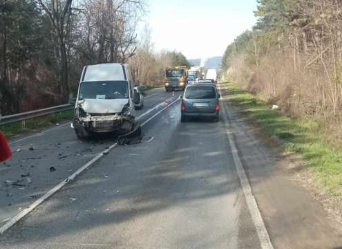 Катастрофа между два автомобила предизвика задръстване на пътя София Варна Инцидентът