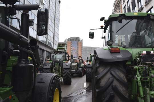 Протестиращи земеделци от различни части на Европа се очаква да
