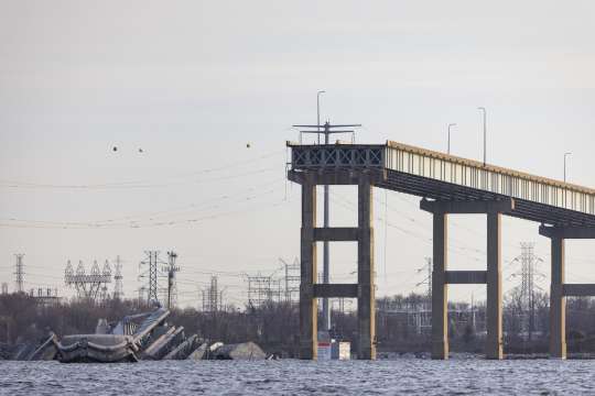 Контейнерен кораб се разби в четирилентов мост в американското пристанище