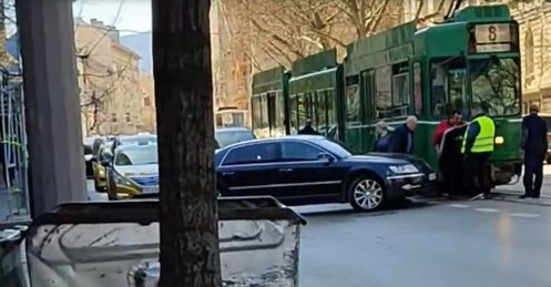 Кола се е блъснала в трамвай на бул Христо Ботев