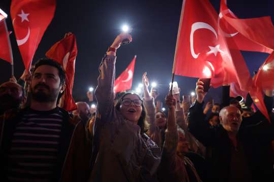 Опозицията в Турция изпревари партията на Ердоган с малко над