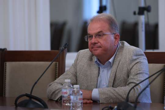Депутатъt от ГЕРБ Радомир Чолаков измисли как да се избегне