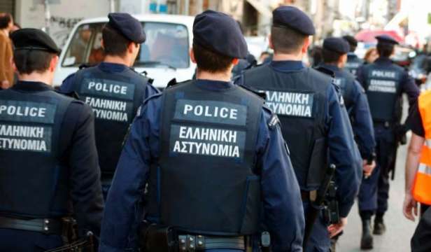 Семейство българи е арестувано в Гърция за измами с продажба