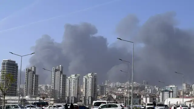 Разраства се пожарът в индустриална зона в Анкара Причина за тежката