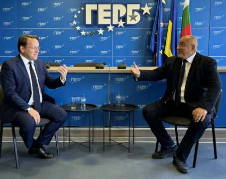 Лидерът на ГЕРБ Бойко Борисов посрещна в партийната централа в