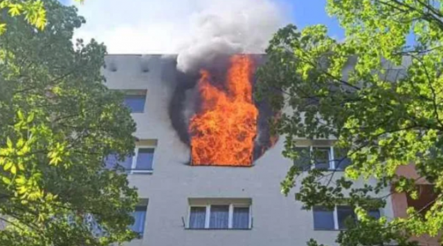 Пожар в апартамент в столичния квартал Люлин Пламъците са избухнали буквално