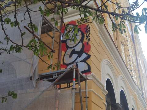 Вандали надраскаха сградата на наскоро ремонтирания Богословски факултет в центъра