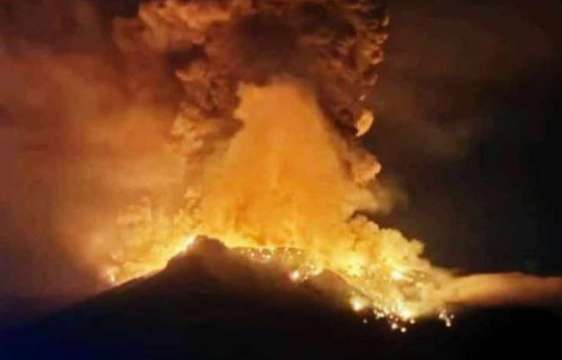 През нощта срещу 17 април вулкан изригна няколко пъти в