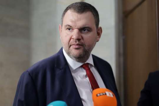 Съпредседателят на ДПС Делян Пеевски коментира в парламента решението за