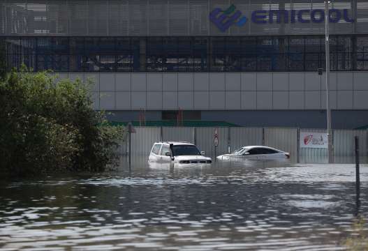 Близо 80 българи са блокирани на наводненото летище в Дубай