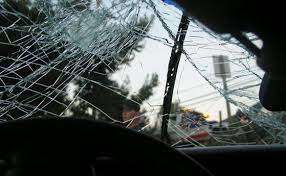 Катастрофа между лек автомобил и бус В едното превозно средство
