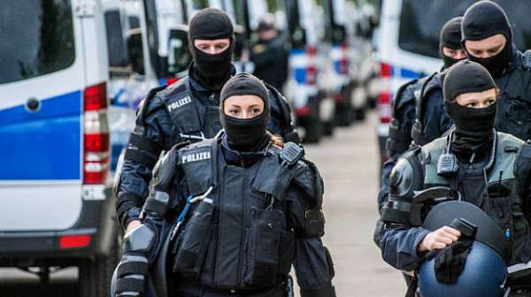Следователи арестуваха трима германски граждани в Западна Германия по подозрение