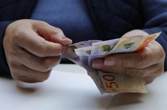 Великденска надбавка от 250 евро ще получат пенсионерите с ниски