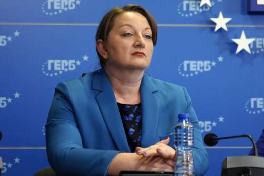 Депутатът от ГЕРБ СДС Деница Сачева коментира в социалната мрежа оставката