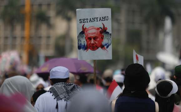 Стотици протестиращи се събраха пред резиденцията на израелския министър председател Бенямин