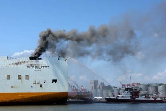 Пожар е избухнал в двигателния отсек на товарен кораб плаващ