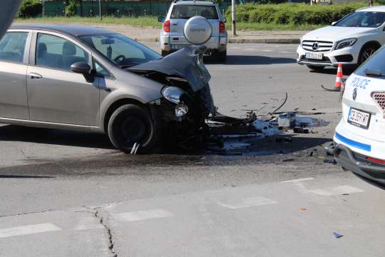 Два леки автомобила се удариха на кръстовище в Благоевград тази