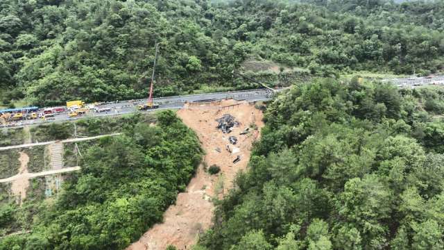 Броят на загиналите при срутване на магистрала в южната китайска