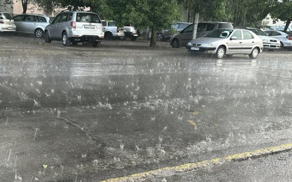 Силен дъжд се изля над София В центъра на столицата