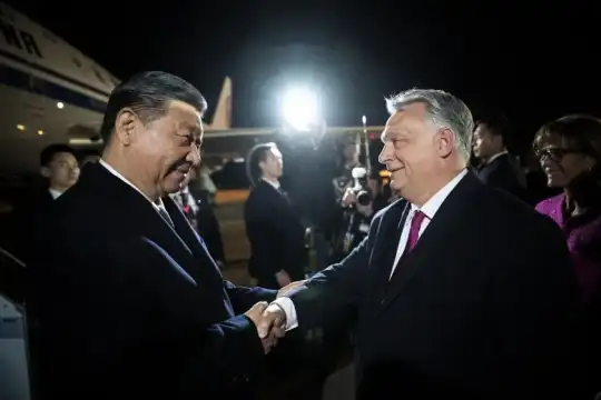 Унгарският президент Тамаш Сульок придружен от конна гвардия посрещна китайския
