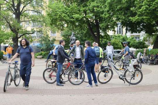 Велосипедисти се събраха пред сградата на Столичната община в петък